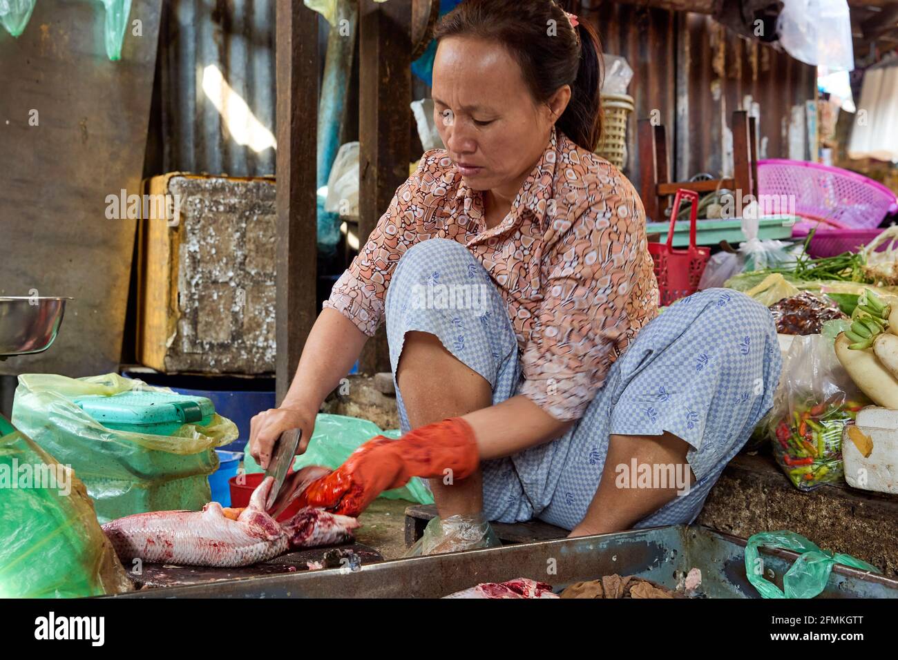 Pescivendoli all'interno del mercato russo (Psah Toul Tompoung) a Phnom Penh, Cambogia Foto Stock