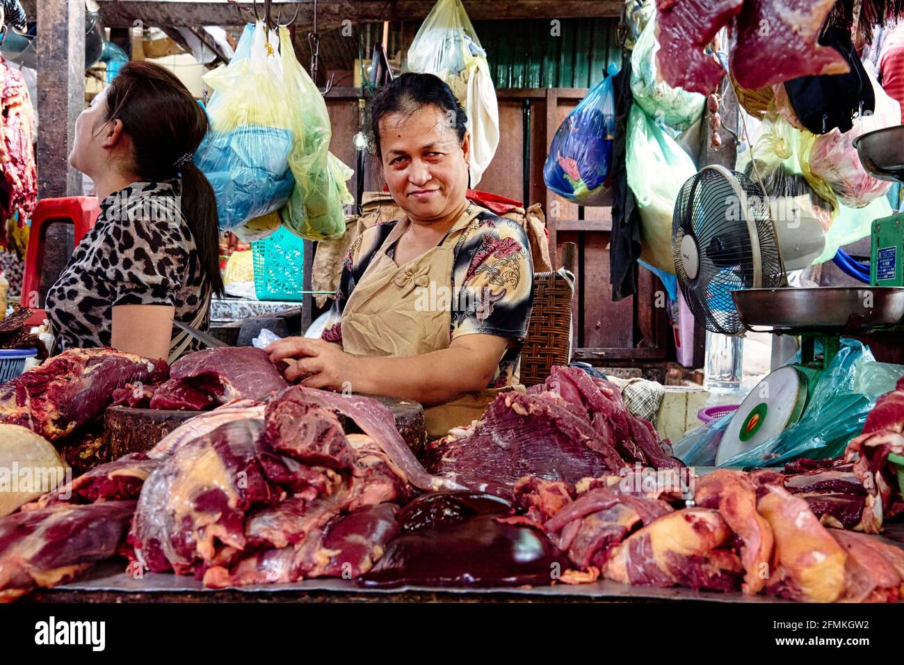 Macellaio all'interno del mercato russo (Psah Toul Tompoung) a Phnom Penh, Cambogia Foto Stock