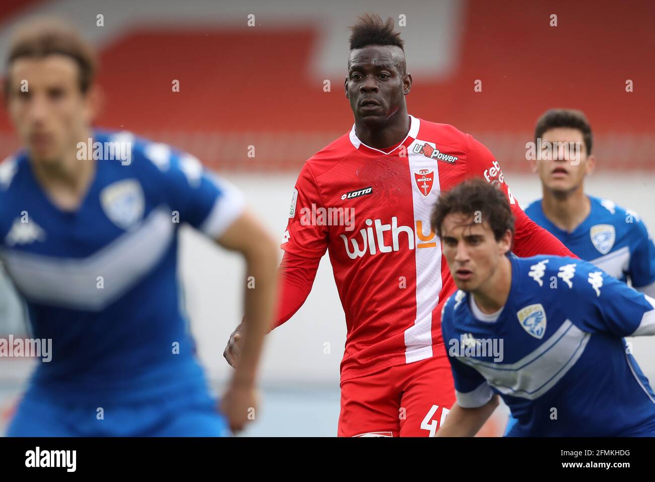 Monza, Italia, 10 maggio 2021. Mario Balotelli dell'AC Monza, circondato da bresciani calcio giocatori a un calcio d'angolo durante la partita della Serie B all'U-Power Stadium di Monza. Il credito immagine dovrebbe essere: Jonathan Moscrop / Sportimage Credit: Sportimage/Alamy Live News Foto Stock