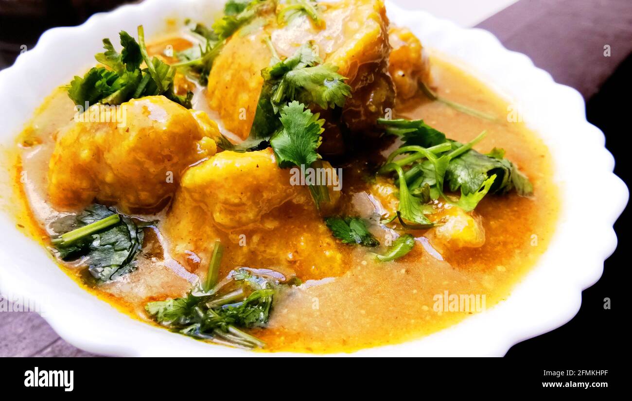 kashmiri dum aloo fatto in casa: Chiodo di patate piccante sulla padella sul tavolo Foto Stock