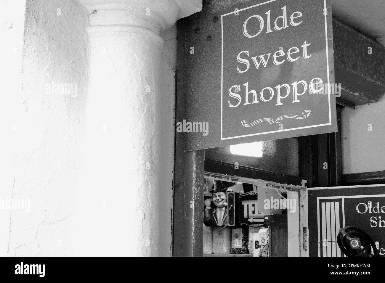 Penarth, vale di Glamorgan, Galles. 01 marzo 2021 il negozio di dolci vecchio stile sul padiglione del molo di Penarth è ancora chiuso come negozio non essenziale Foto Stock