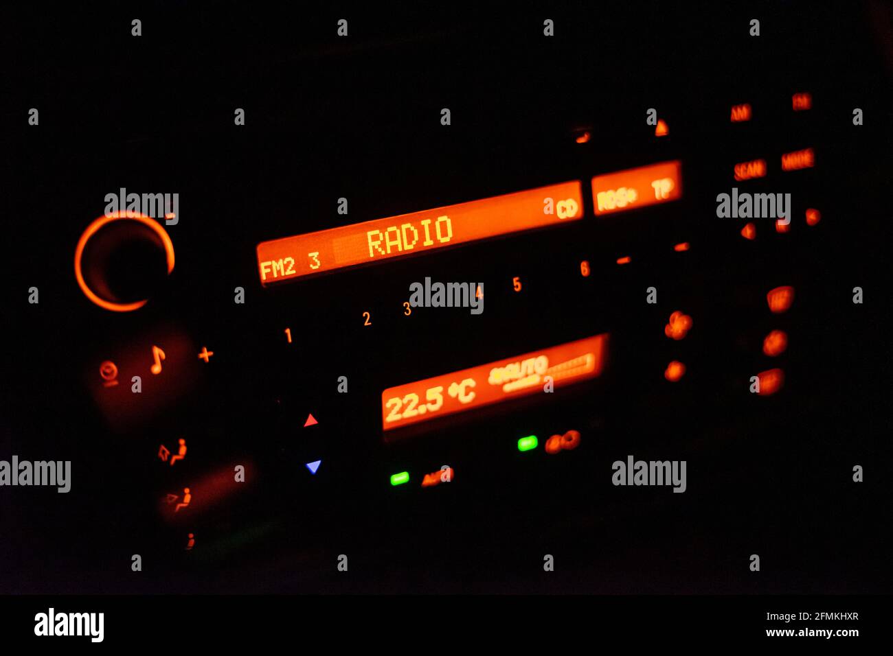 Autoradio moderna illuminata di colore arancione Foto stock - Alamy