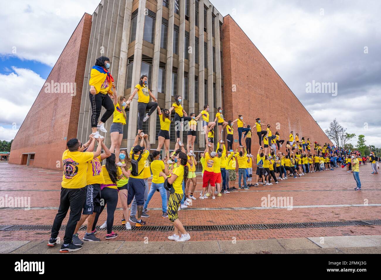 Bogota, Colombia, Domenica, 9 maggio 2021, Più di 200 Cheerleader a Bogotá protestano pacificamente contro la violenza del governo e della polizia Foto Stock