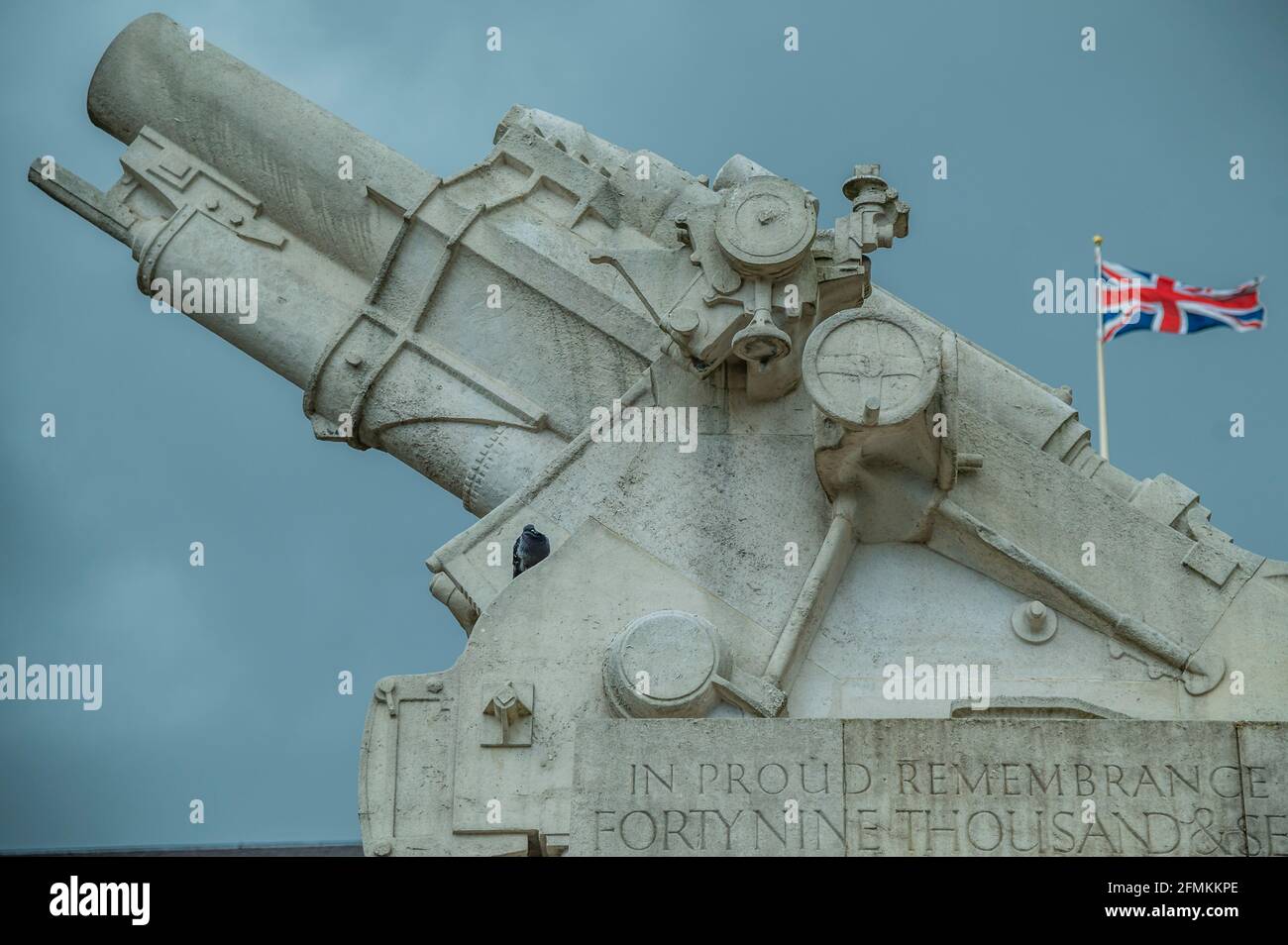 Londra, Regno Unito. 10 maggio 2021. Un jack Union vola su un edificio dietro il memoriale regimentale Royal Artillery visto sotto i cieli tempestosi. È stato progettato da Charles Sargent Jagger. Credit: Guy Bell/Alamy Live News Foto Stock