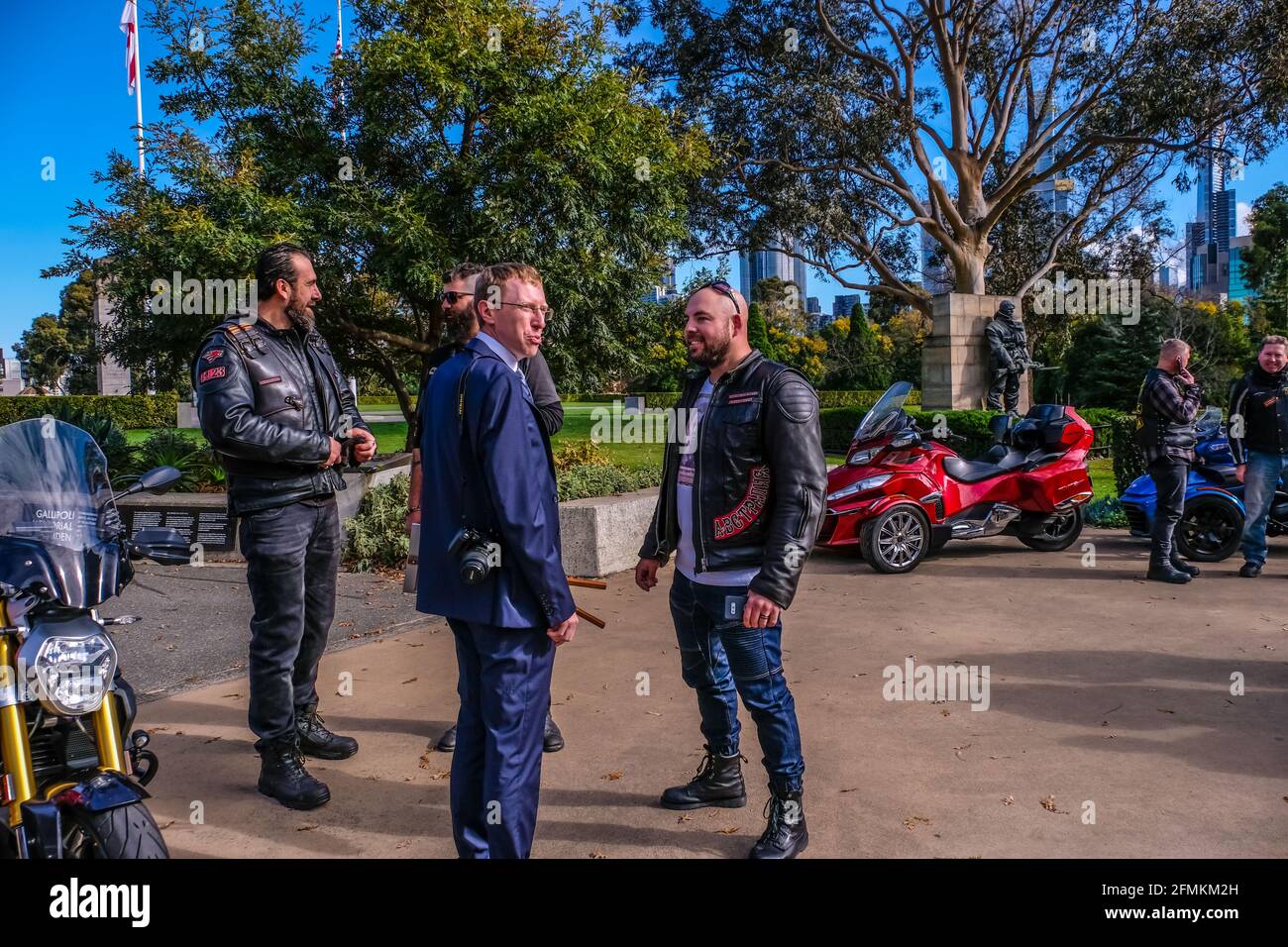 Melbourne, Australia, 09/05/2021, primo segretario dell'ambasciata russa in Australia, Anton Chivra ha visto parlare con i membri della carta australiana dei Lupi notturni del Club motociclistico russo. 'Reggimento immortale', parte della celebrazione del giorno della Vittoria il 9 maggio presso il memoriale del Santuario della memoria di Melbourne. Alla marcia del Reggimento immortale hanno partecipato l'Ambasciatore Russo in Australia e un primo Segretario dell'Ambasciata Russa e fanno parte di una celebrazione globale della Vittoria. Le persone con bandiere, bandiere e soprattutto le foto dei loro membri della famiglia che hanno combattuto nella seconda guerra mondiale hanno marciato attraverso st Foto Stock