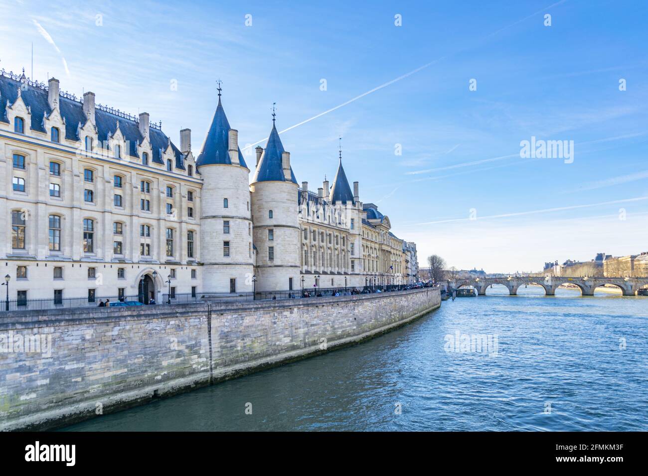 Corte Suprema di Parigi con vista sulla Senna su un giorno di sole e cielo blu Foto Stock