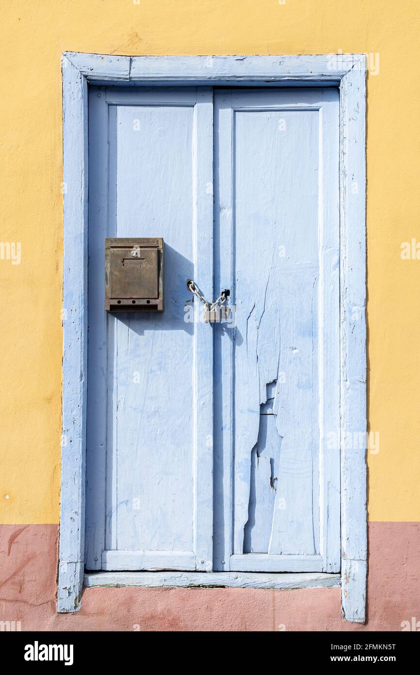 Catena e lucchetto su una porta blu con letterbox a Guia de Isora, Tenerife, Isole Canarie, Spagna Foto Stock