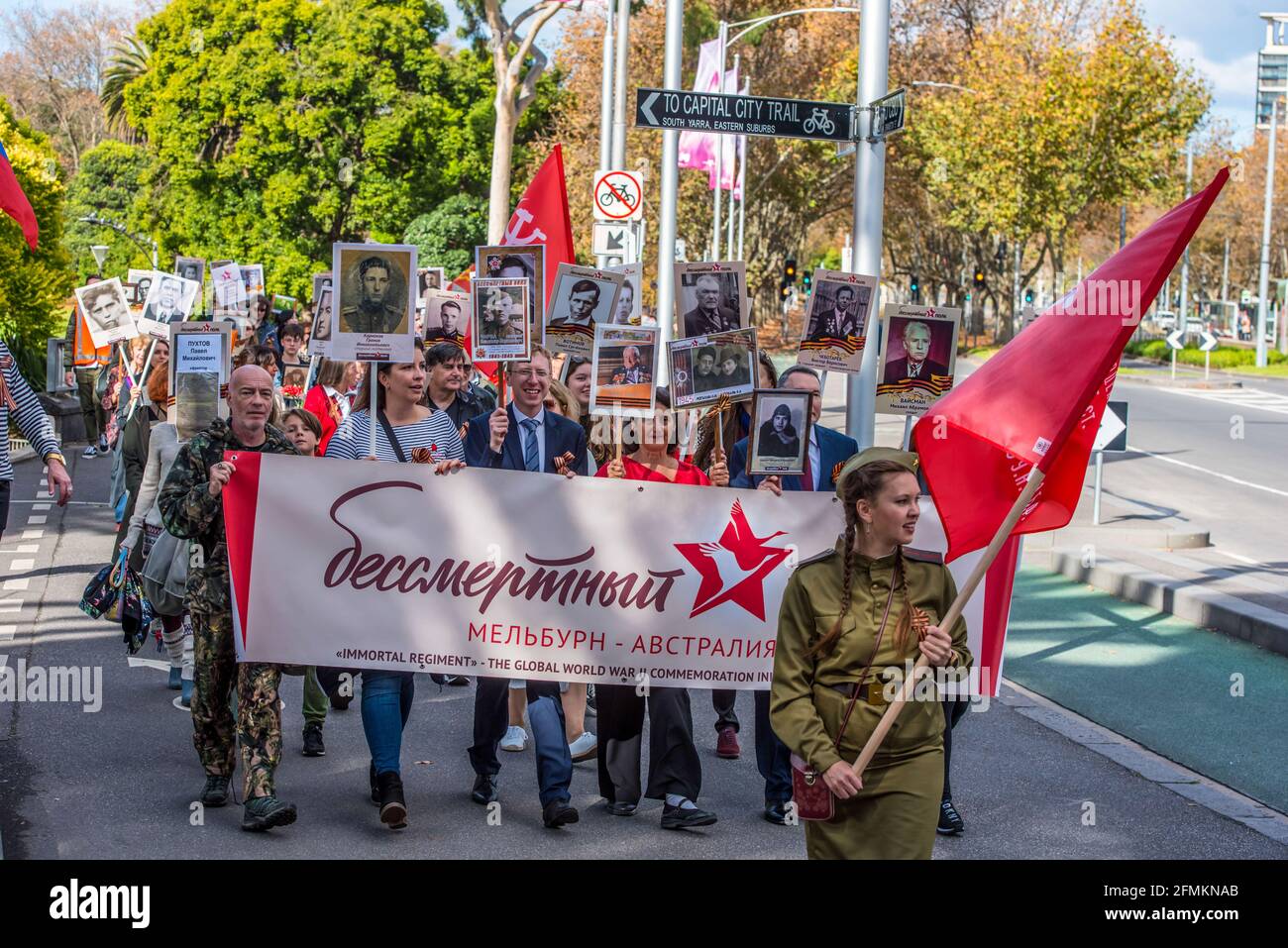 I partecipanti con l'Ambasciatore della Federazione Russa in Australia, il Dr. Alexey Pavlovsky e il primo Segretario dell'Ambasciata Russa, Anton Chirva marzo, tenendo bandiere, un banner e foto dei membri della famiglia che hanno combattuto nella seconda guerra mondiale. 'Reggimento immortale', parte della celebrazione del giorno della Vittoria il 9 maggio presso il memoriale del Santuario della memoria di Melbourne. Alla marcia del Reggimento immortale hanno partecipato l'Ambasciatore Russo in Australia e un primo Segretario dell'Ambasciata Russa e fanno parte di una celebrazione globale della Vittoria. Persone con bandiere, bandiere e soprattutto foto dei loro membri della famiglia Foto Stock