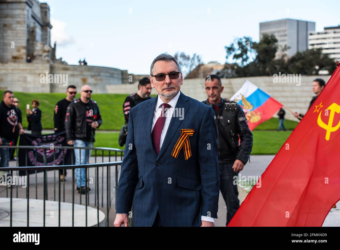 Ambasciatore russo in Australia, Alexey Pavlovsky visto dopo aver posato fiori al memoriale vicino a fiamma eterna. 'Reggimento immortale', parte della celebrazione del giorno della Vittoria il 9 maggio presso il memoriale del Santuario della memoria di Melbourne. Alla marcia del Reggimento immortale hanno partecipato l'Ambasciatore Russo in Australia e un primo Segretario dell'Ambasciata Russa e fanno parte di una celebrazione globale della Vittoria. Le persone con bandiere, bandiere e soprattutto foto dei loro membri della famiglia che hanno combattuto nella seconda guerra mondiale hanno marciato per le strade di Melbourne. La marcia commemora tutti i soldati caduti e vete Foto Stock