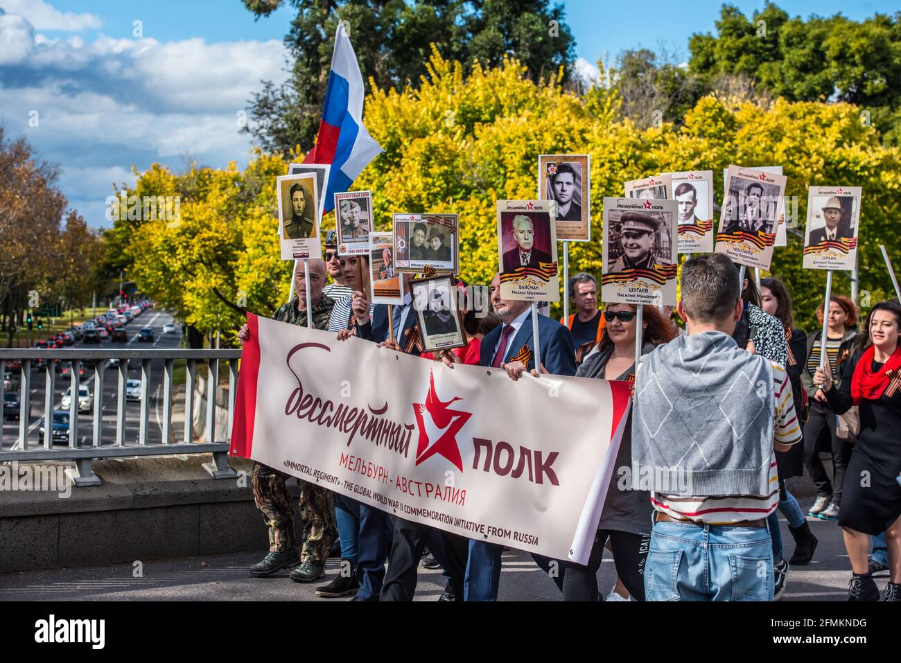 I partecipanti con l'Ambasciatore della Federazione Russa in Australia, il Dr. Alexey Pavlovsky e il primo Segretario dell'Ambasciata Russa, Anton Chirva marzo, tenendo bandiere, un banner e foto dei membri della famiglia che hanno combattuto nella seconda guerra mondiale. 'Reggimento immortale', parte della celebrazione del giorno della Vittoria il 9 maggio presso il memoriale del Santuario della memoria di Melbourne. Alla marcia del Reggimento immortale hanno partecipato l'Ambasciatore Russo in Australia e un primo Segretario dell'Ambasciata Russa e fanno parte di una celebrazione globale della Vittoria. Persone con bandiere, bandiere e soprattutto foto dei loro membri della famiglia Foto Stock