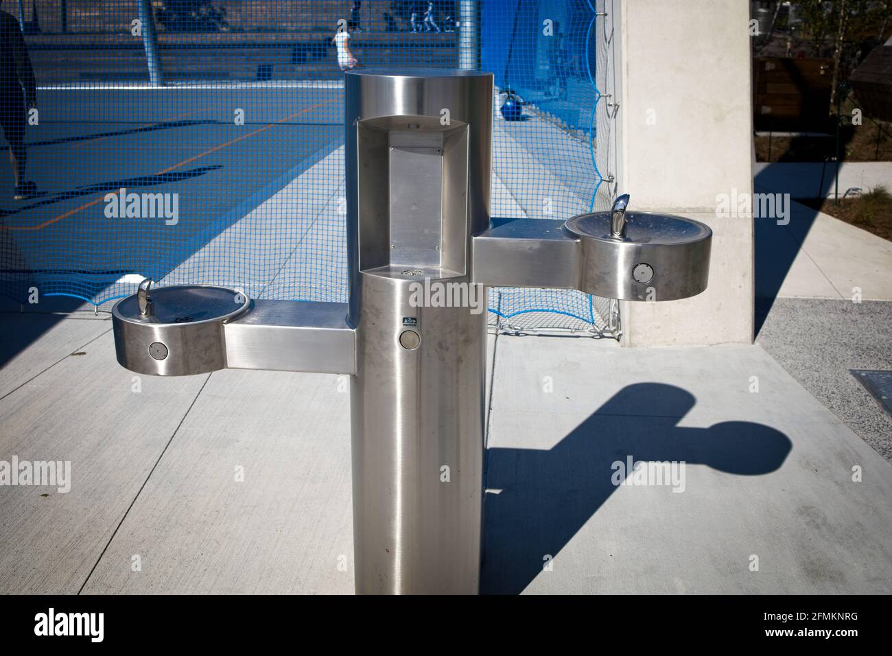 New York, NY, Stati Uniti d'America - 10 maggio 2021: Fontana d'acqua moderna con due diverse altezze più riempimento di bottiglia d'acqua. Foto Stock