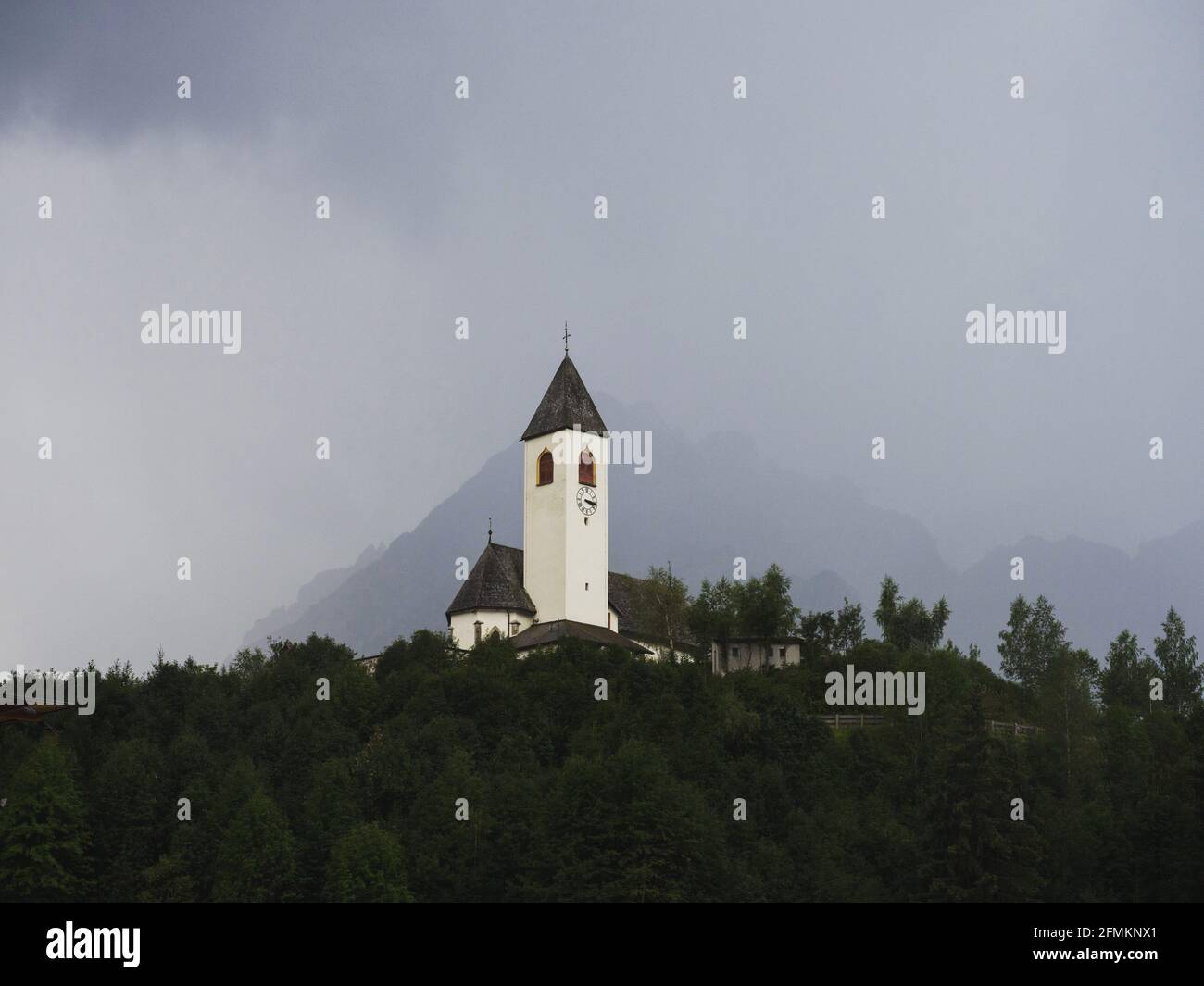 Chiesa di Santa Maddalena con panorama dolomitico a Versciaco di sopra Vierschach San Candido Innichen Bolzano, Trentino Alto Foto Stock