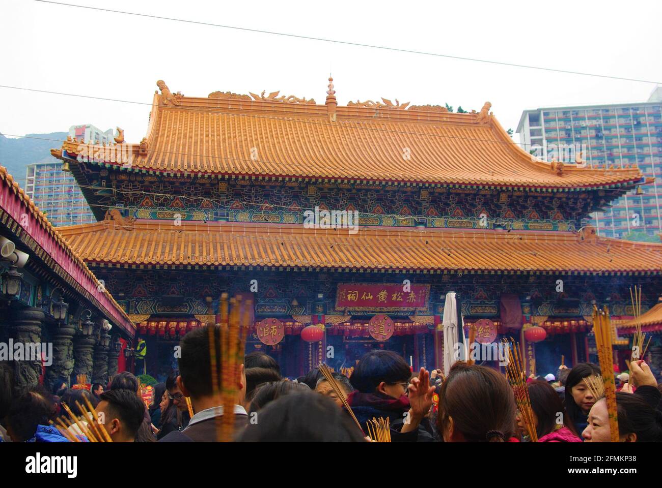 Adoratori in Sik sik Yuen Wong Tai Sin Temple, un Tempio Taoista in nuovo Kowloon, Hong Kong, Cina Foto Stock