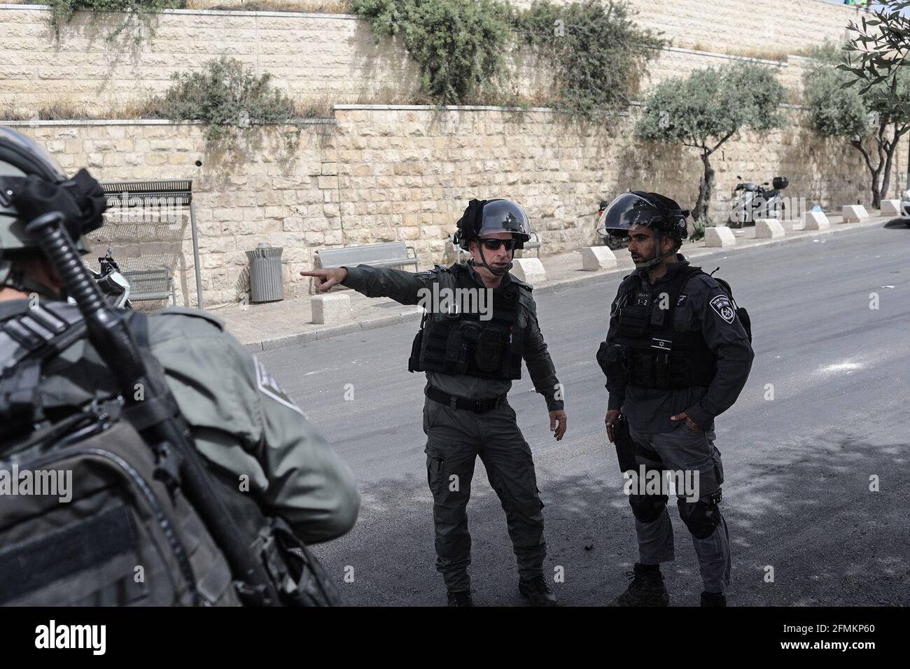 Gerusalemme, Israele. 10 maggio 2021. Le forze di sicurezza israeliane si dispiegano durante il lancio di pietre vicino all'ingresso della porta dei Lions della città vecchia di Gerusalemme. L'organizzazione della Mezzaluna Rossa ha riportato numerose ferite, con almeno 50 persone inviate in ospedale, dopo i combattimenti tra le forze di sicurezza israeliane e i dimostranti alla Moschea di al-Aqsa, conosciuta dagli ebrei al Monte del Tempio e dai musulmani come il Santuario Nobile. Credit: Ilia Yefimovich/dpa/Alamy Live News Foto Stock