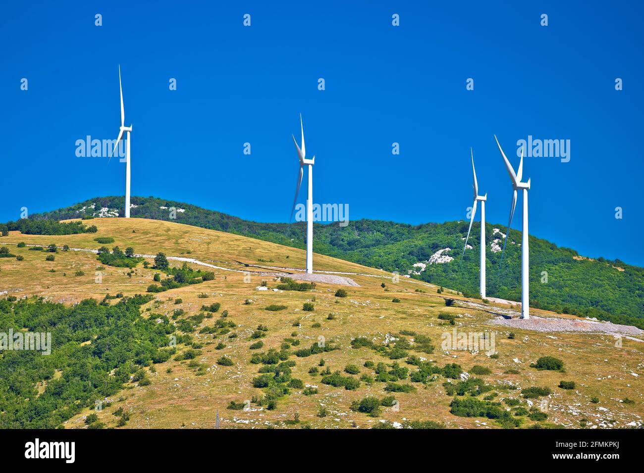 Turbine eoliche sulla regione di montagna di Velebit, carsica, ventosa area della Croazia Foto Stock