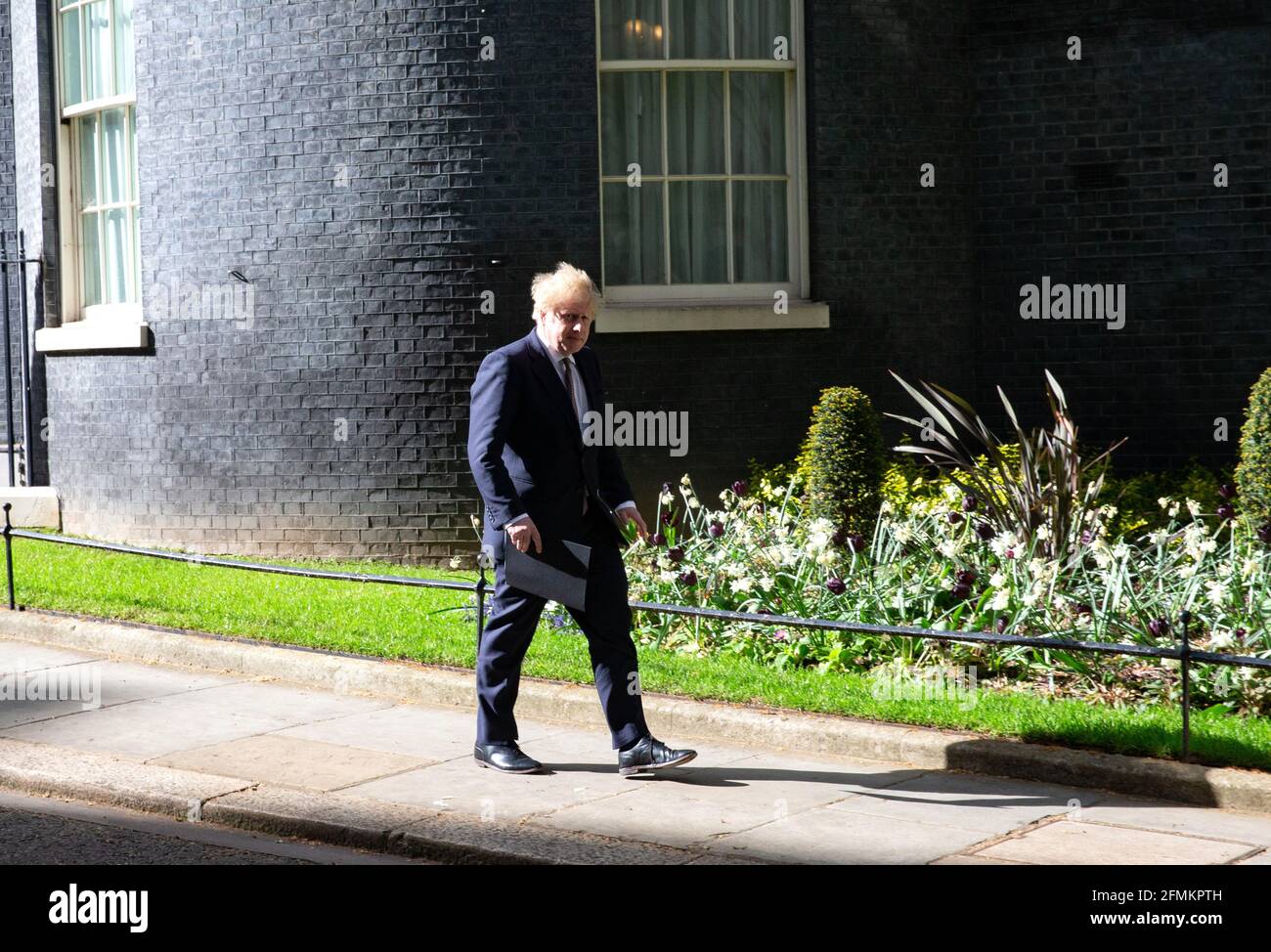 Londra, Regno Unito. 10 maggio 2021. Il primo Ministro Boris Johnson lascia il numero 10 per ospitare la conferenza stampa dove annuncerà importanti cambiamenti alle regole del Coronavirus. Boris Johnson Press Conference Credit: Mark Thomas/Alamy Live News Foto Stock