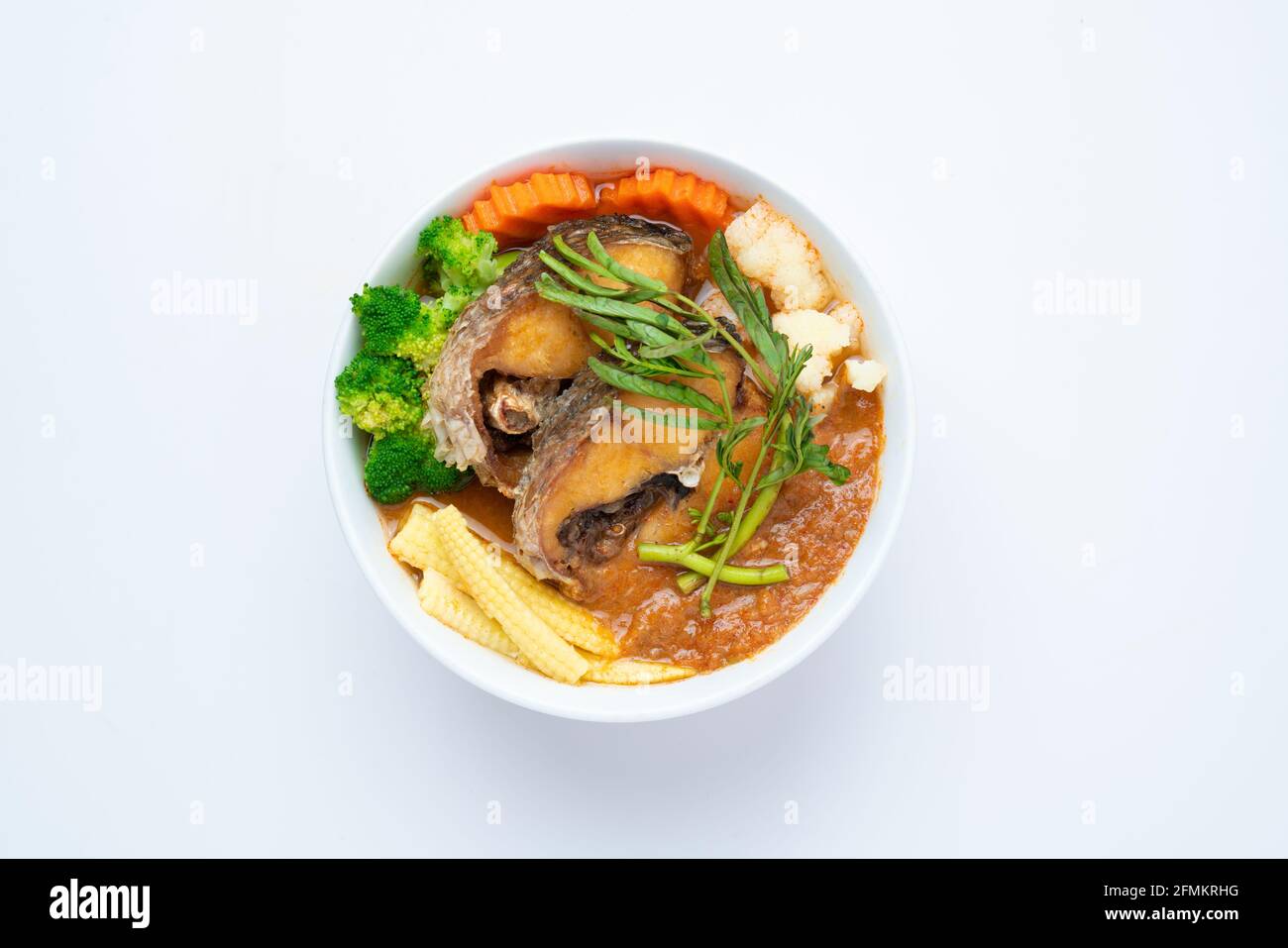 Pesce di testa di serpente fritto in zuppa acida fatta di pasta di Tamarind Con Omelet vegetale - cucina asiatica o tailandese stile isolato su sfondo bianco Foto Stock