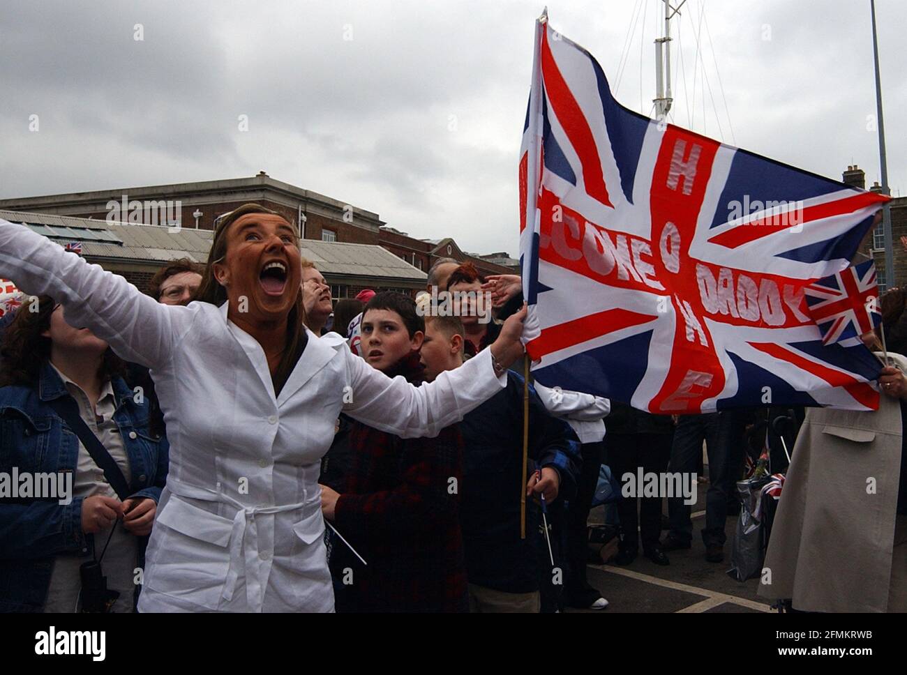 CHRISTINE TAYLOR DÀ IL BENVENUTO A CPO TOMMY EVANS, SUO PARTNER DI LIVERPOOL COME PIC MIKE WALKER 2003 DI ARK ROYAL DOCKS Foto Stock