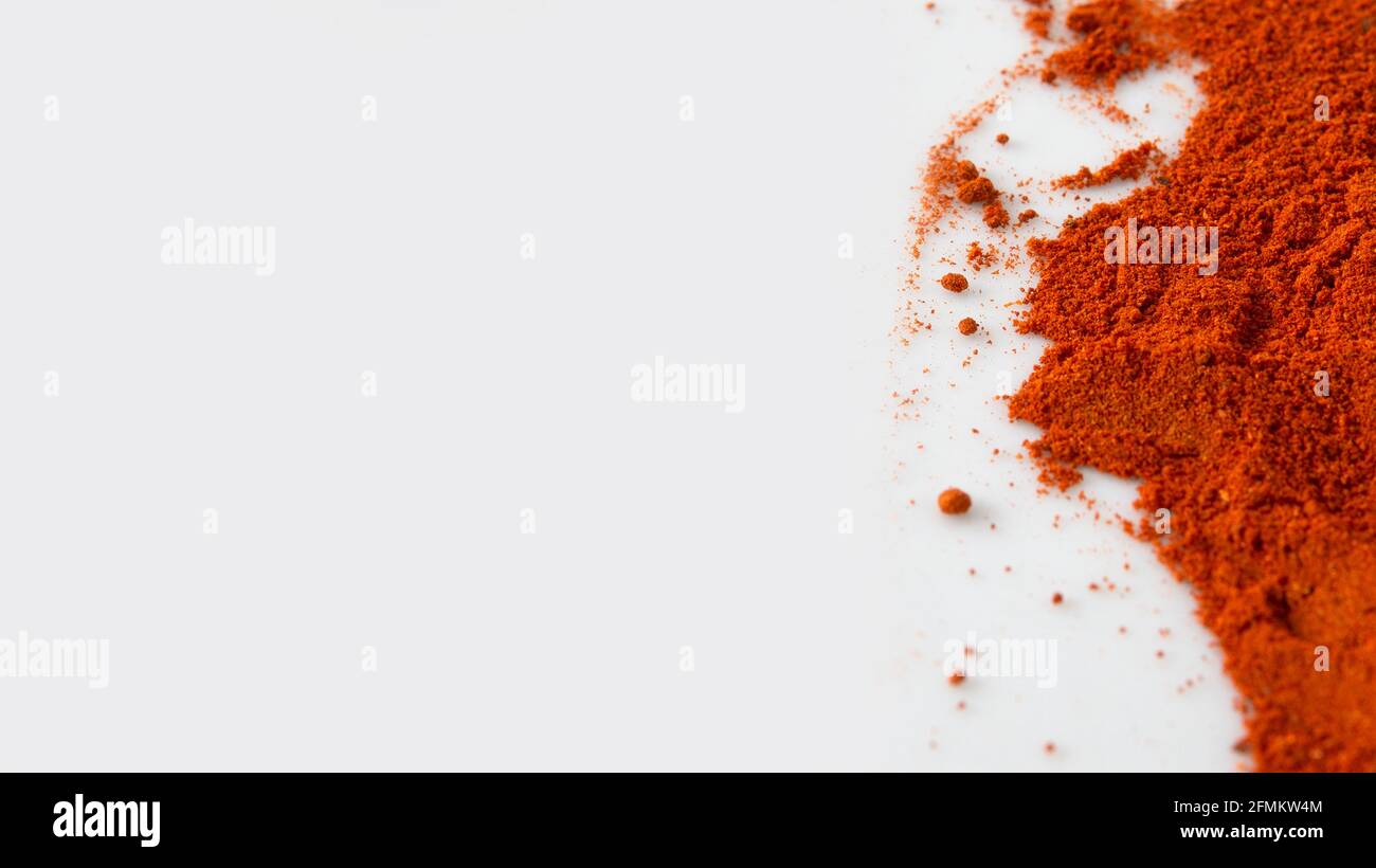 Polvere di paprika rossa su sfondo bianco con spazio per la copia Foto Stock