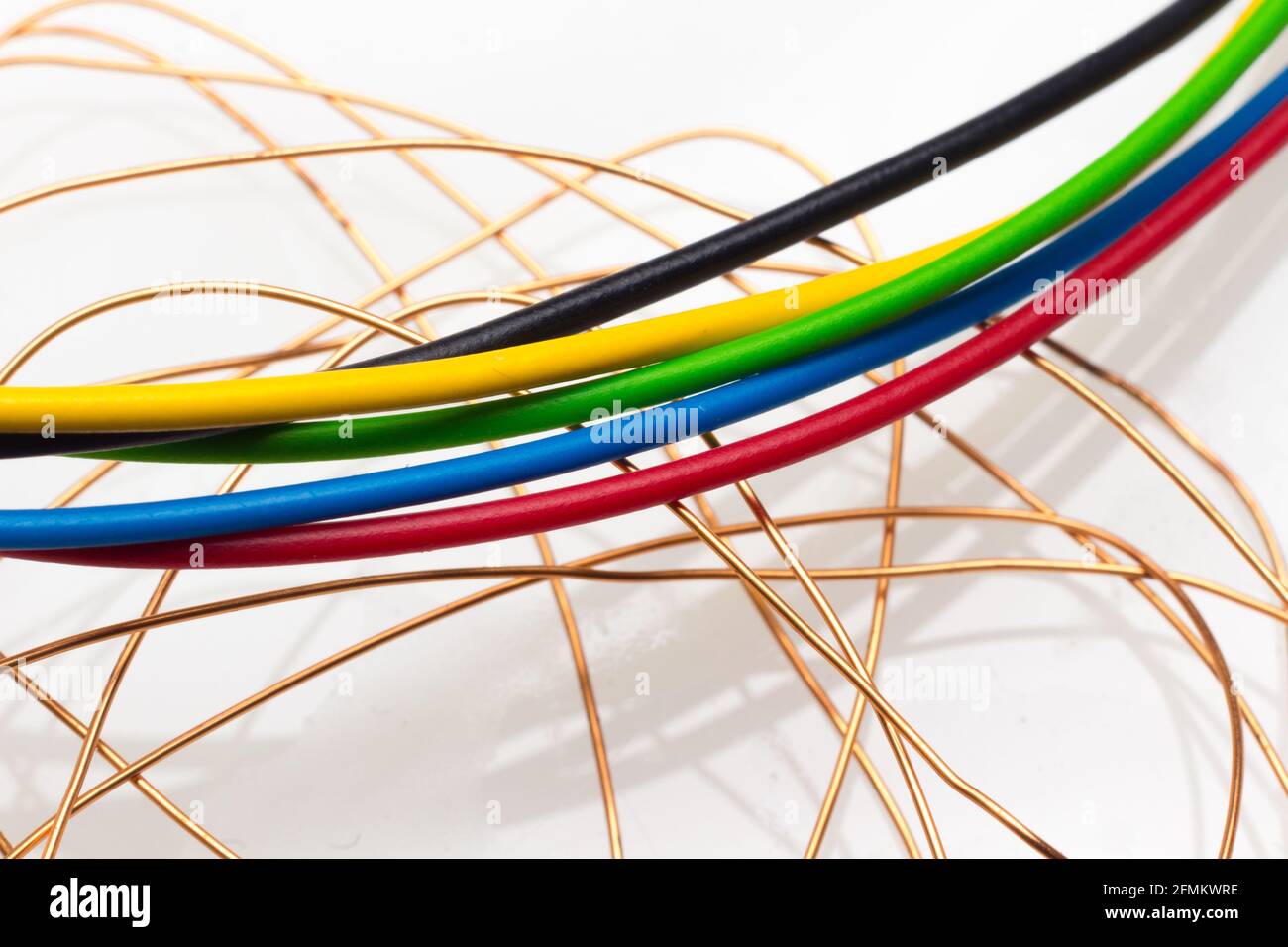 Fili di rame e fili elettrici colorati per la trasmissione elettrica; fili  per circuiti elettronici; fili di rame di piccolo diametro Foto stock -  Alamy