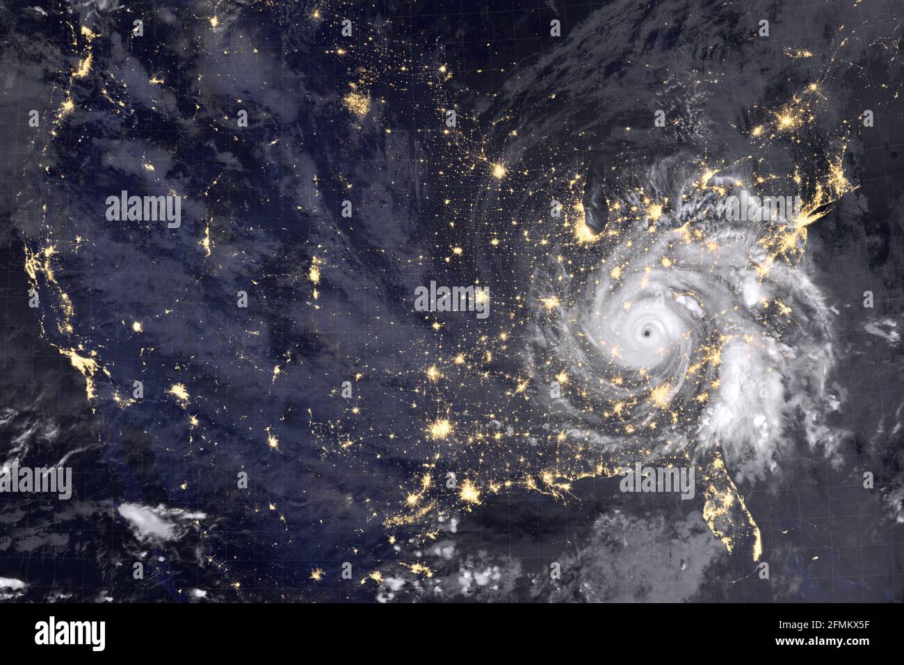Enorme uragano sull'America, fotografia notturna. Le luci delle città notturne e gli occhi dell'uragano sono chiaramente visibili. Collage con hurric astratto Foto Stock
