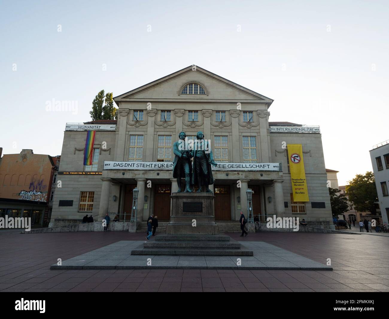 Vista in primo piano della statua del monumento scultoreo di Johann Wolfgang Goethe E Friedrich Schiller di fronte al Teatro Nazionale Tedesco in Weimar Turingia Ger Foto Stock