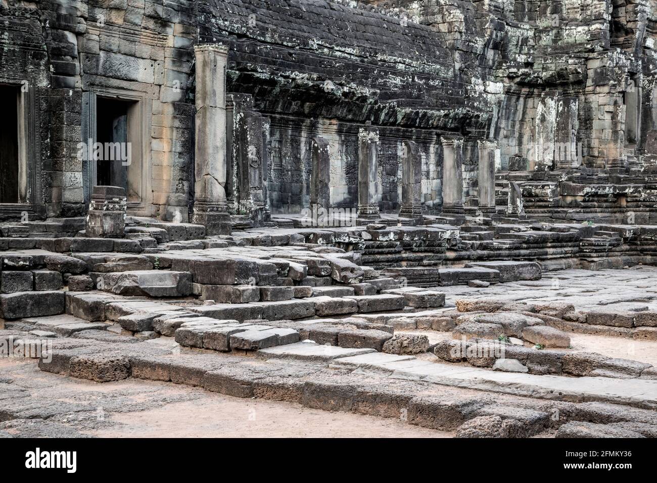 Cortile, Tempio di Bayon, Angkor Thom, Parco Archeologico di Angkor, Siem Reap, Cambogia Foto Stock