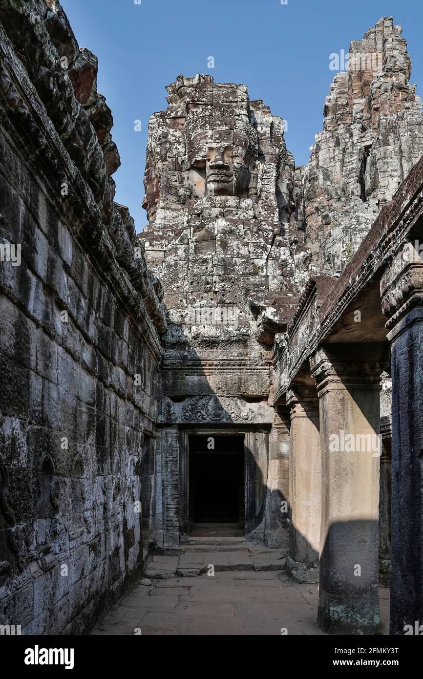 Corridoio e torre di faccia, il Bayon, Angkor Thom, Angkor Parco Archeologico, Siem Reap, Cambogia Foto Stock
