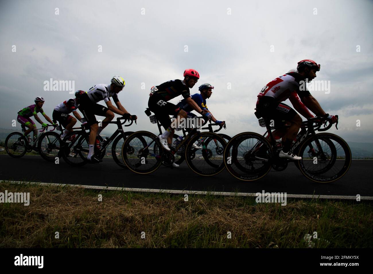 La silhouette del pacchetto si corre durante la terza tappa del giro d'Italia 2021 a Guarene, 190 km tra Biella e canale, Piemonte, il 10 maggio 2021. Foto Stock