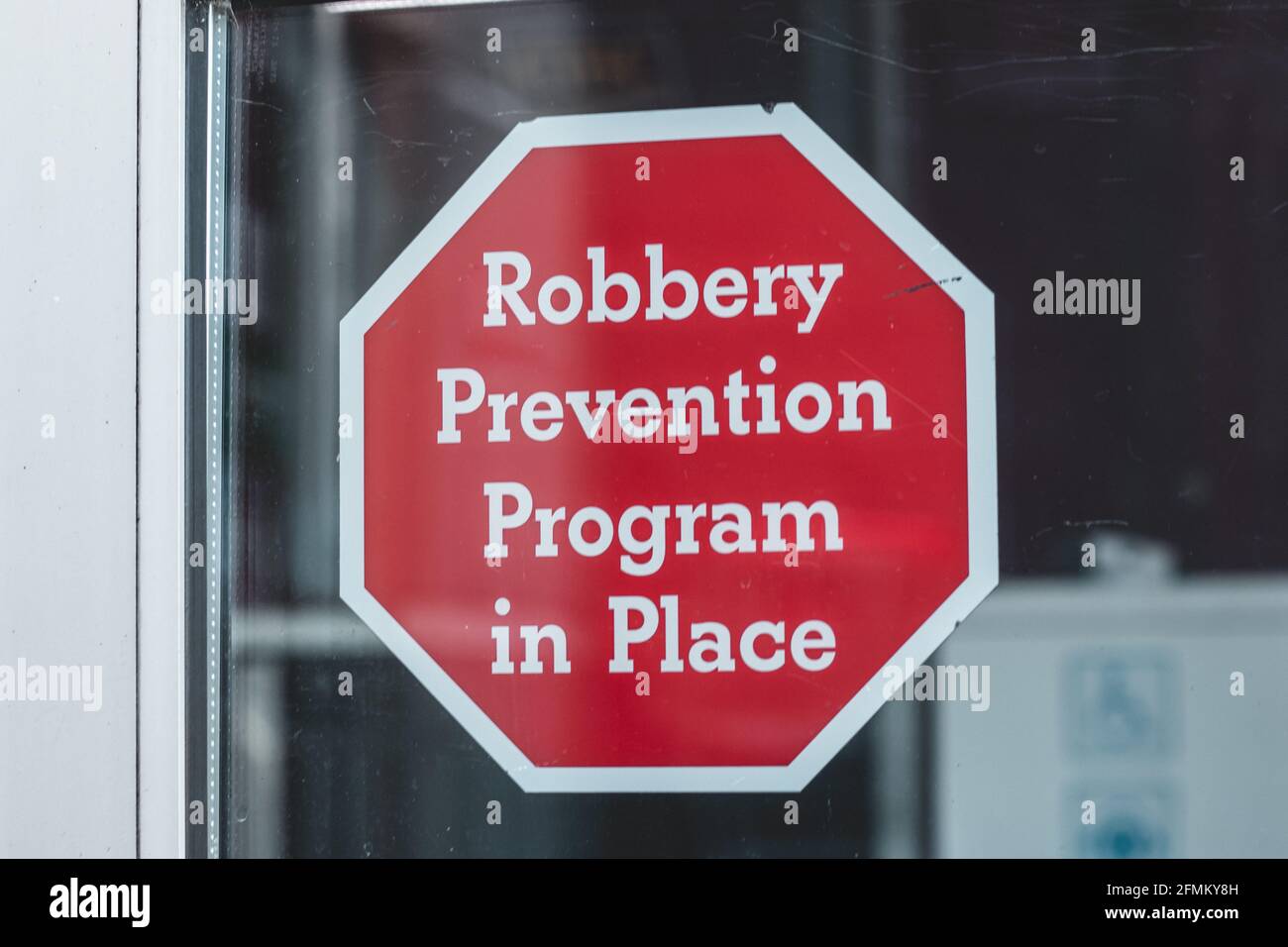 Vista del segno sulla finestra Robbery Prevention Program in atto a Courtenay, Canada Foto Stock