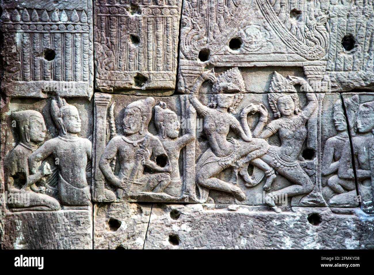 Bassorilievo della danza Apsaras, il Bayon, Angkor Thom, Angkor Parco Archeologico, Siem Reap, Cambogia Foto Stock