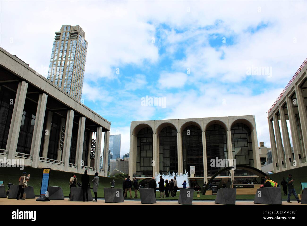 New York, New York, Stati Uniti. 10 Maggio 2021 - NYC apre Green Space al Lincoln Center per aiutare con Pandemic Recovery. The Green at Lincoln Center fa parte della fase di riavvio del governatore Andrew Cuomo il Green terrà musica dal vivo, attivazioni familiari e molto altro ancora, mentre la limitazione pandemica vengono abolite. Simbolo di credito Apollo/Alamy Livenews Foto Stock