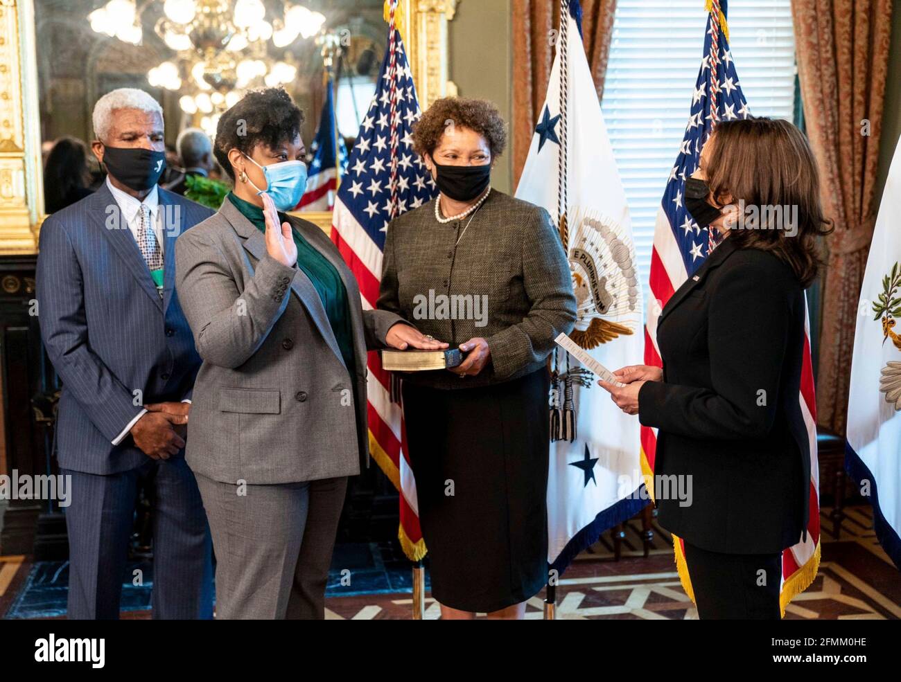 Il Vice Presidente degli Stati Uniti Kamala Harris, a destra, indossa Shalanda Young, a destra, come Vice Direttore dell'OMB, come sua madre Loyce Smith detiene la bibbia, presso l'Ufficio Ceremoniale nel Eisenhower Executive Office Building della Casa Bianca 26 marzo 2021 a Washington, D.C. Foto Stock