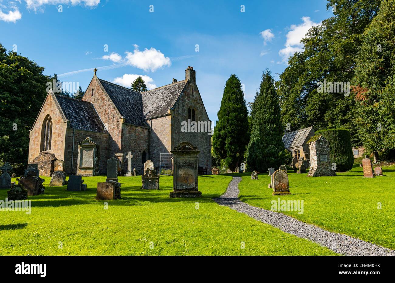 Vecchie lapidi e vecchie tombe usate nel cortile rurale del villaggio, Humbie Parish Church, East Lothian, Scozia, Regno Unito Foto Stock