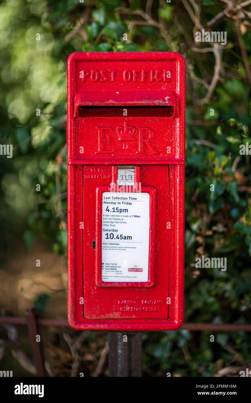 Scatola di lettere britannica rossa. Red British Post Box - UK Red Post Box - nota fotografia scattata con profondità di campo poco profonda Foto Stock