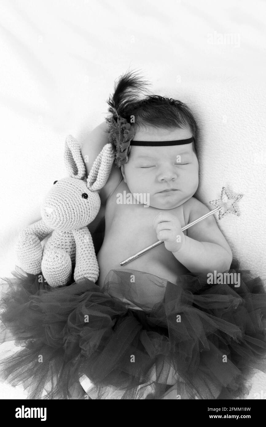 bambina di 1 settimana che dorme su una coperta nella stanza dei bambini, neonato Foto Stock