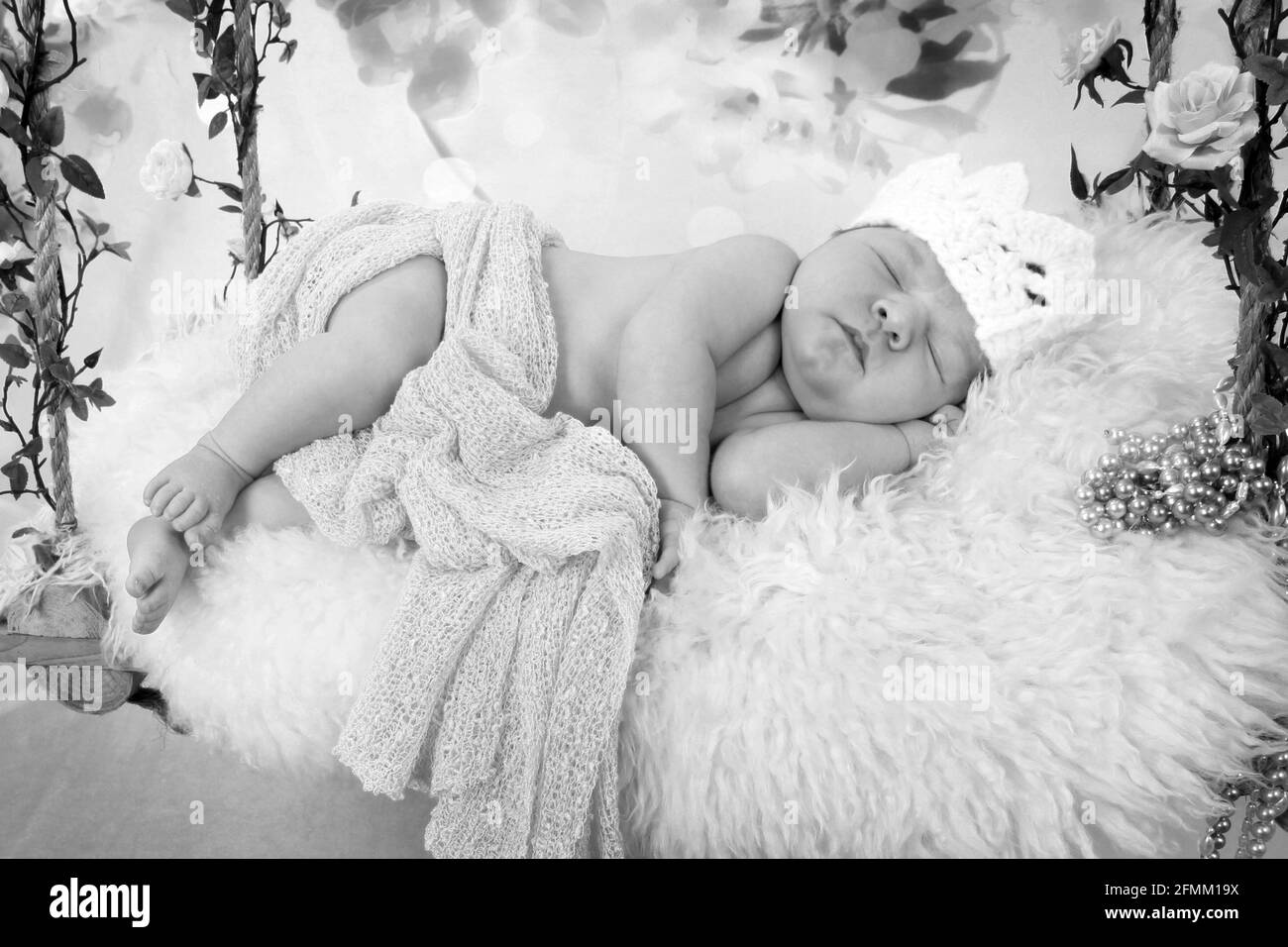 Neonato Baby addormentarsi su un'altalena, sognare, dormire riposante in un mondo da sogno, rilassato e felice Foto Stock