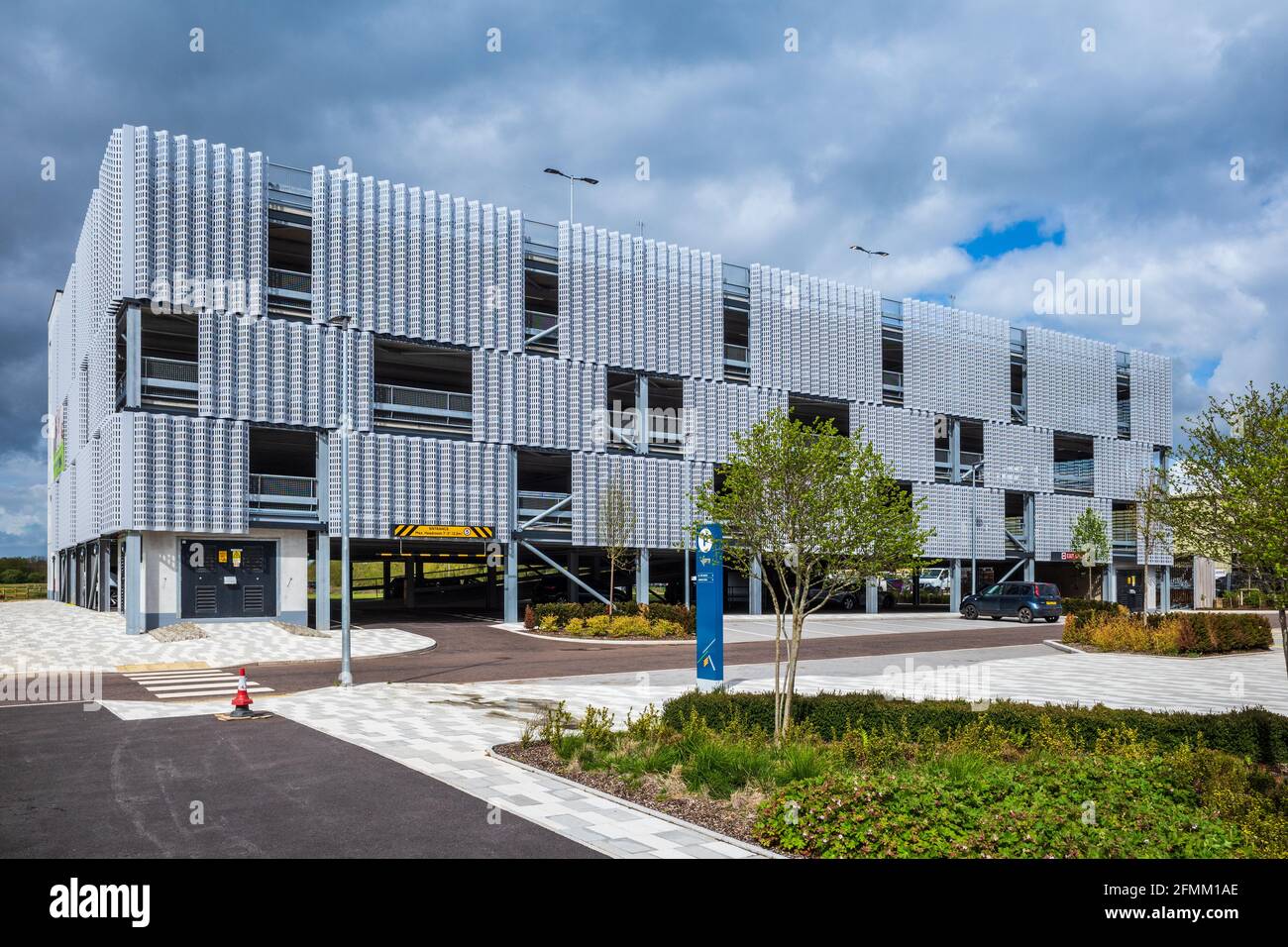 Parcheggio auto moderno al Works Unity Campus Sawston Cambridge - un ufficio flessibile e ambiente R&D Cambridge life science & Technology cluster. NBBJ. Foto Stock