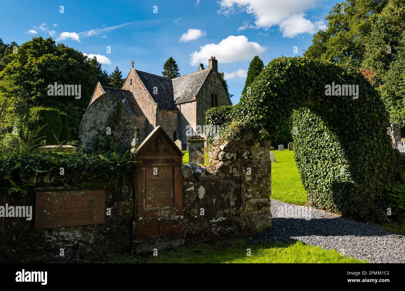 Ivy arco coperto al cancello del villaggio chiesa, Humbie Parish Church, East Lothian, Scozia, Regno Unito Foto Stock