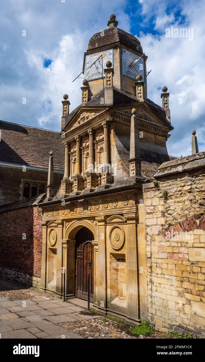 The Gate of Honor, Gonville and Caius College, Cambridge University. Il cancello è sormontato da 6 meridiane. 1575. Progettato dal Dr. John Caius. Foto Stock