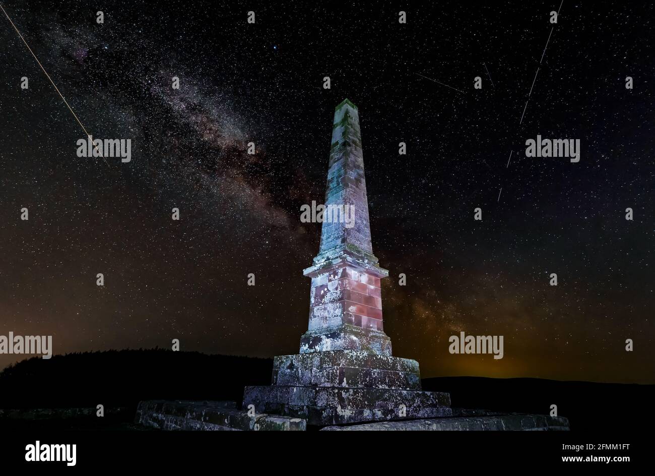 Monumento obelisco Balfour di notte con stelle della Via Lattea in cielo e meteora, East Lothian, Scozia, Regno Unito Foto Stock