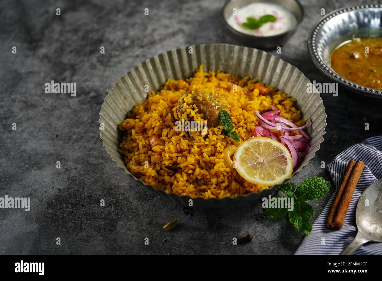 Irachi / Erachi choru pollo - Malabar carne riso servito con raita e sugo Foto Stock