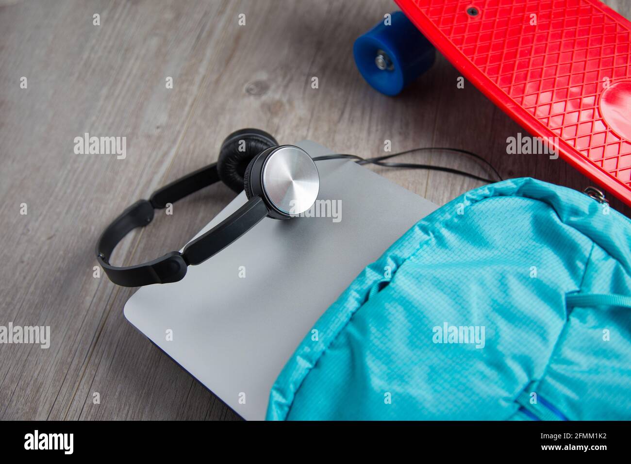 Skateboard con cuffie e una borsa - mezzi alternativi di concetto di trasporto Foto Stock