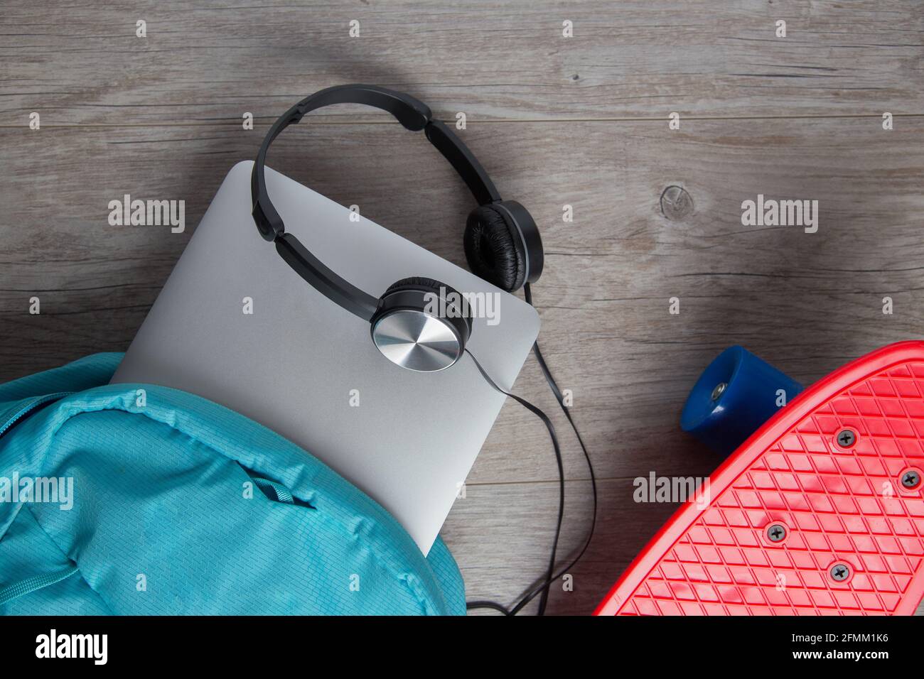 Skateboard con cuffie e una borsa - mezzi alternativi di concetto di trasporto Foto Stock