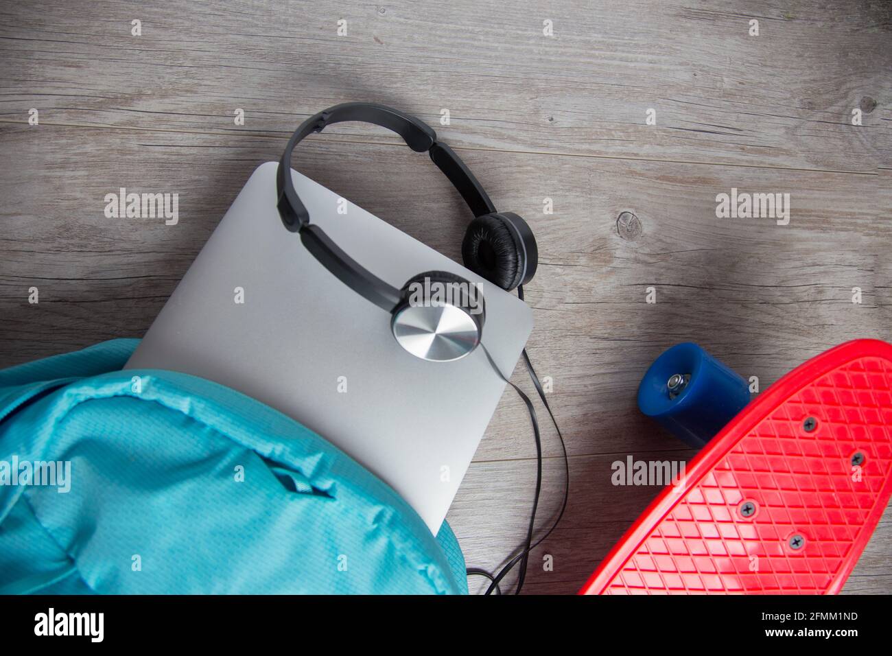 Skateboard con cuffie e una borsa - mezzi alternativi di concetto di trasporto Foto Stock