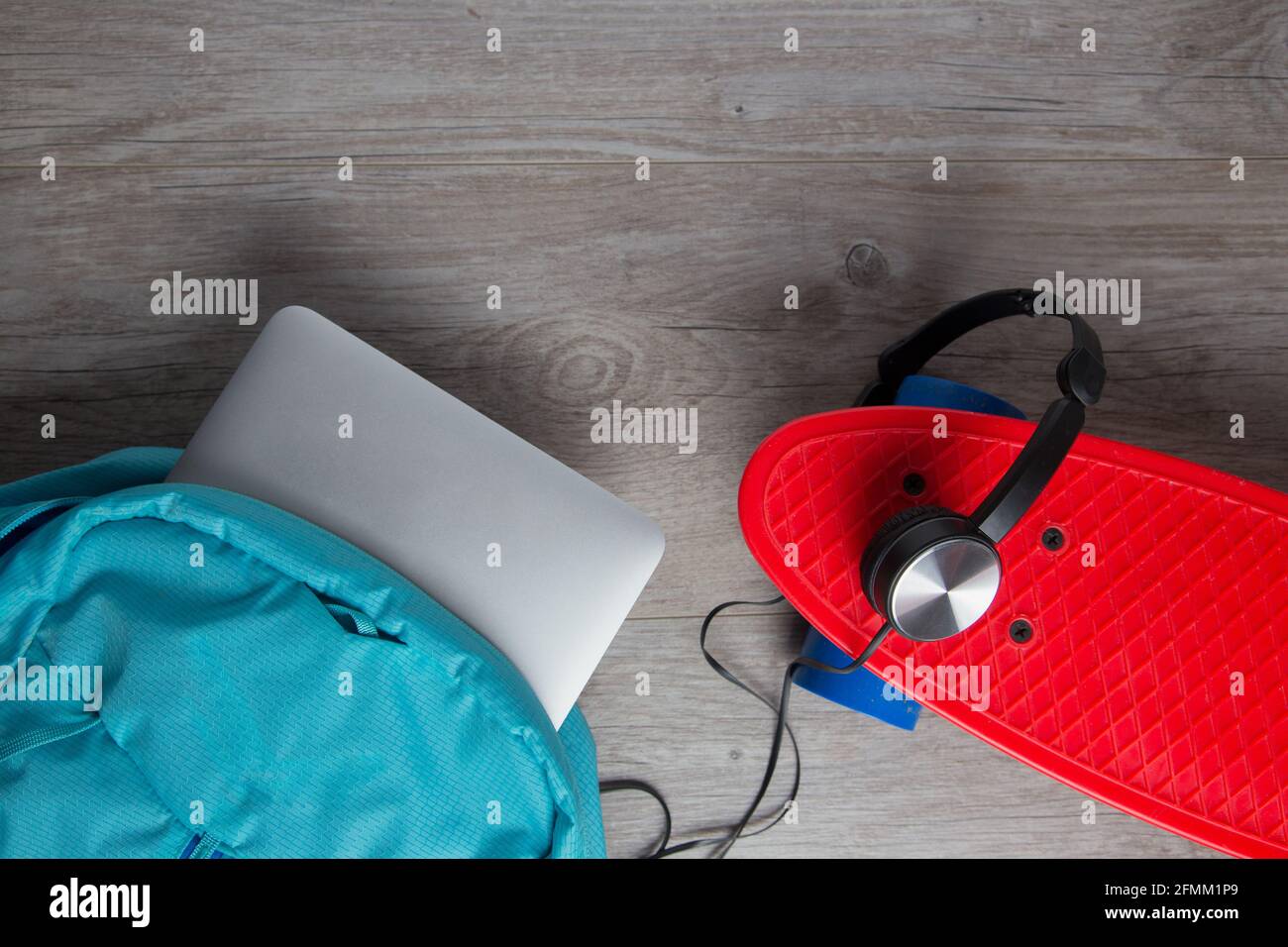 Skateboard con cuffie e una borsa - mezzi alternativi di concetto di trasporto Foto Stock