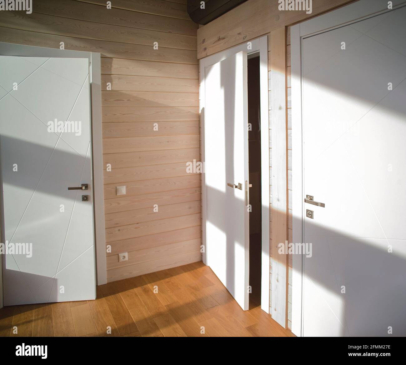 tre porte bianche in una stanza piena di luce del mattino Foto Stock