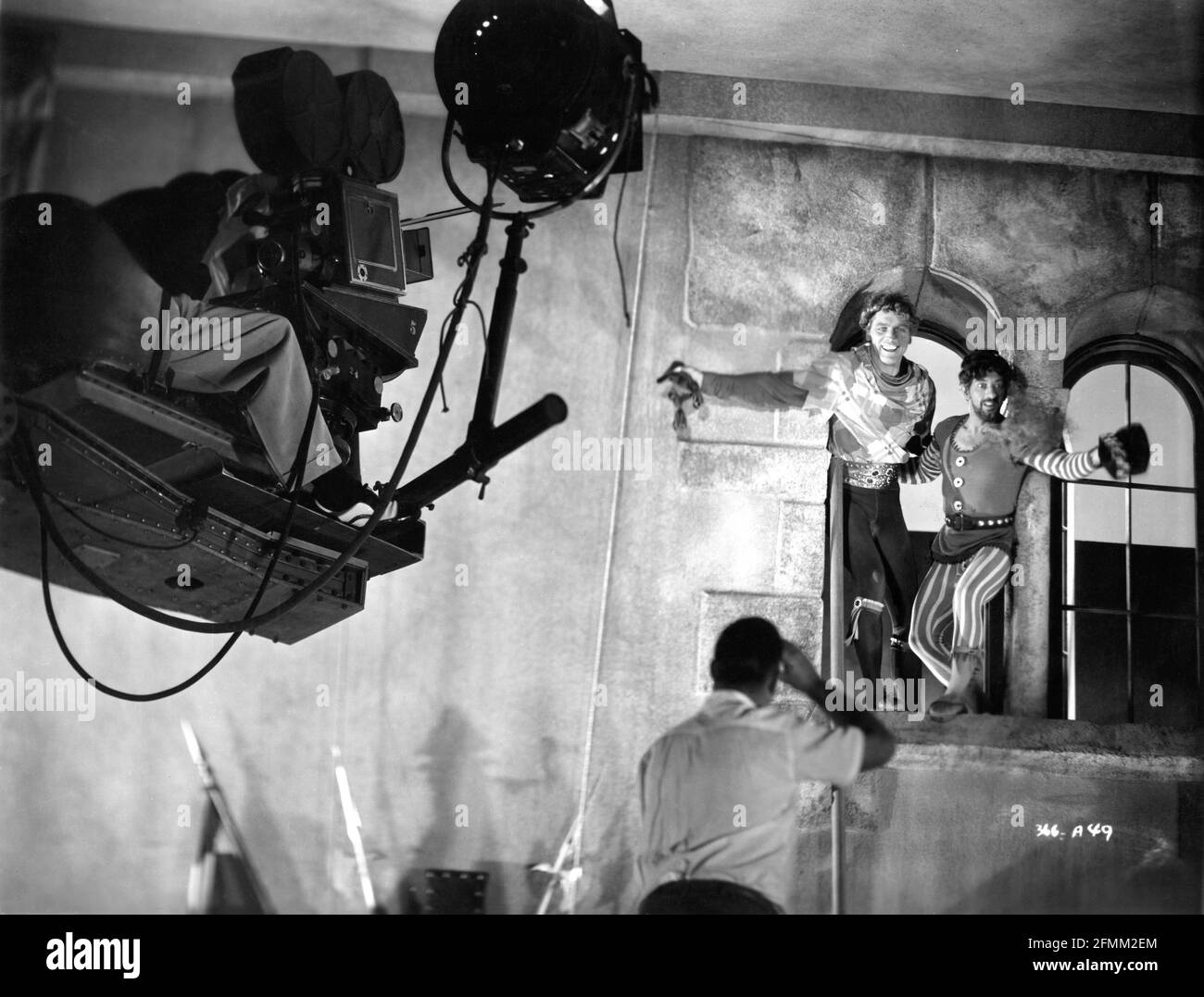 BURT LANCASTER e NICK CRAVAT sul set cantato con Movie Crew durante le riprese DELLA FIAMMA E LA FRECCIA 1950 regista JACQUES TOURNEUR scrittore Waldo Salt regista Ernest Haller musica Max Steiner costumi Marjorie migliori produttori Harold Hecht e Frank Ross norma - Frank Ross Productions / Warner Bros Foto Stock
