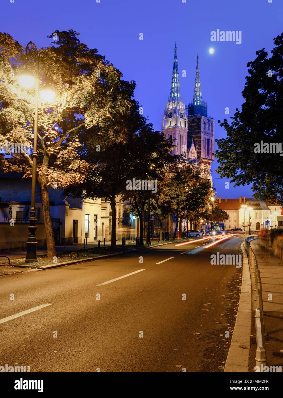 Paesaggio urbano notturno e Cattedrale di Zagabria a Zagabria, Croazia Foto Stock