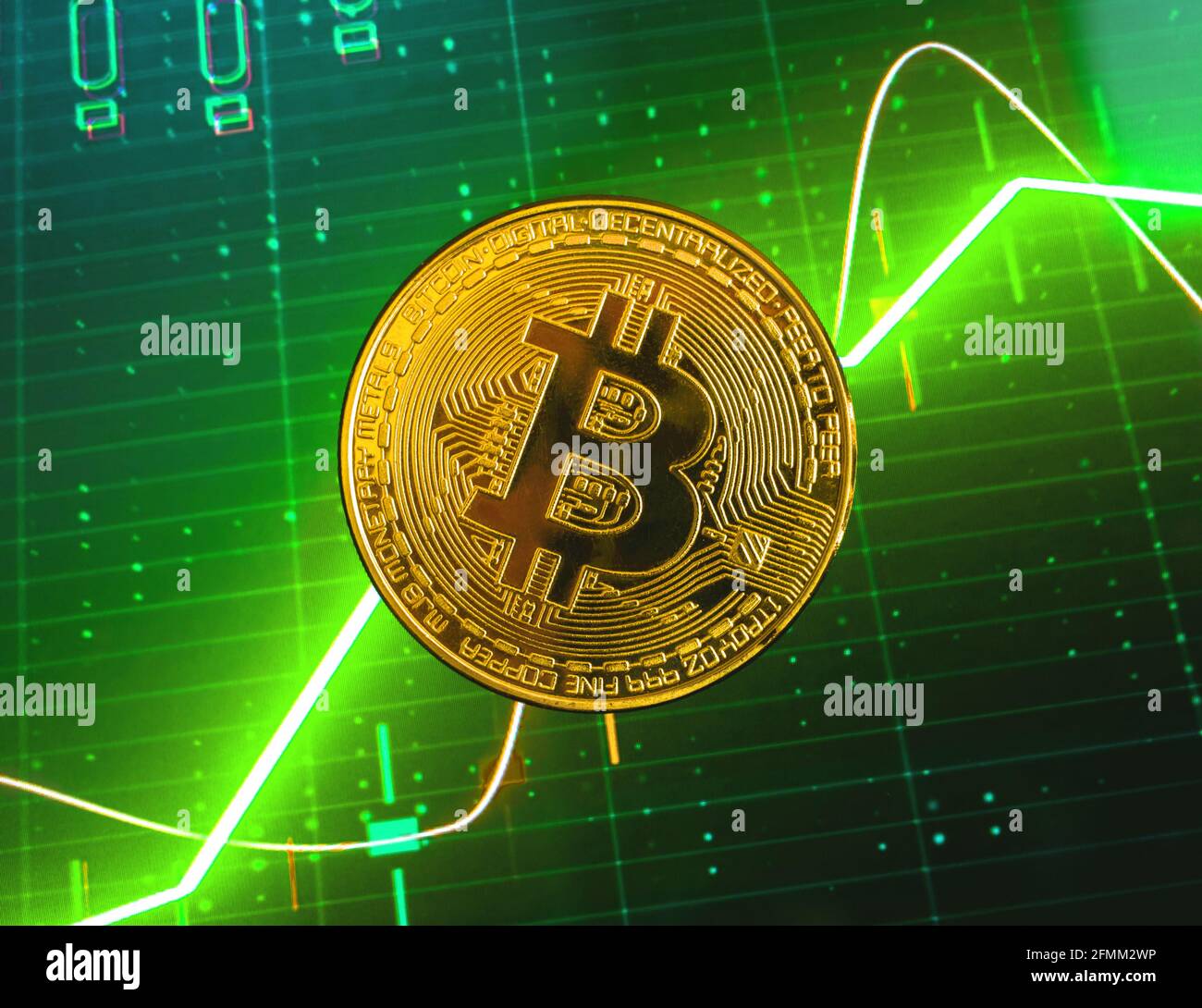 Bitcoin e grafico verde di crescita dello stock grafici sullo sfondo,  criptovaluta cambio valuta e trading concept foto Foto stock - Alamy